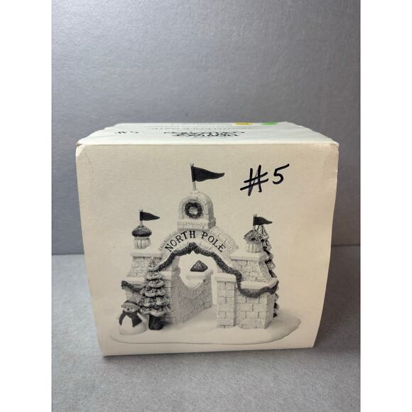 Dept 56 Heritage Christmas Village Collection NORTH POLE GATE 56324 Retired - Picture 5 of 7